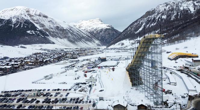 La rampe incurvée conçue pour le saut à skis et le snowpark de Livigno (Italie), qui accueillera toutes les épreuves de snowboard et de ski acrobatique dans le cadre des Jeux olympiques de Milan-Cortina 2026, le 12 janvier 2026. 