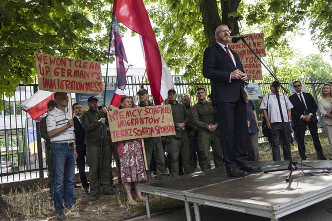 Grzegorz Braun, homme politique d’extrême droite, lors d’une manifestation antimigrants, sous le slogan « Halte à l’invasion de migrants allemands »,  à Varsovie, le 7 juillet 2025.