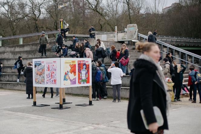 Sur le parvis du Musée de la BD aux chais Magelis, des groupes scolaires attendent de visiter les expositions, à Angoulême, le 29 janvier 2026.