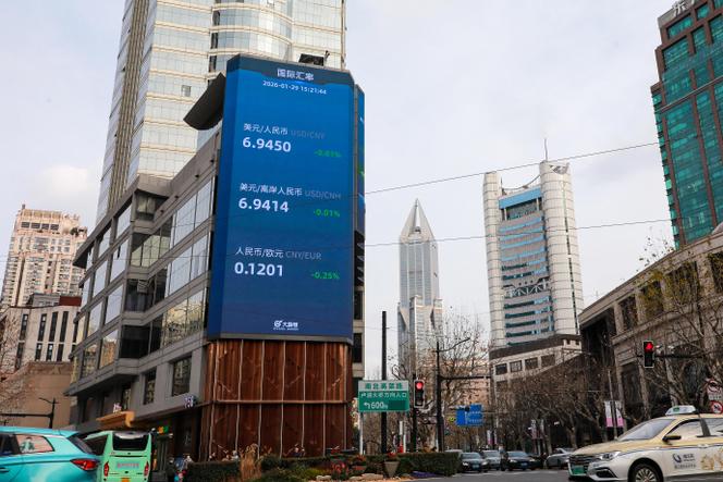 Un écran géant affiche le taux de change du yuan chinois face à l’euro et au dollar américain, à Shanghaï (Chine), le 29 janvier 2026.