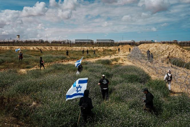 Des manifestants du collectif Tsav 9, marchent vers le point de passage frontalier de Kerem Shalom, en Israël, afin d’empêcher l’acheminement de l’aide humanitaire vers Gaza, en mars 2024.