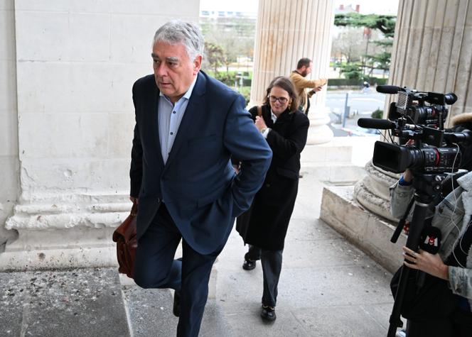 Le maire de Cholet (Maine-et-Loire), Gilles Bourdouleix, arrive au tribunal d’Angers pour son procès pour homicides involontaires et blessures, le 17 novembre 2025.