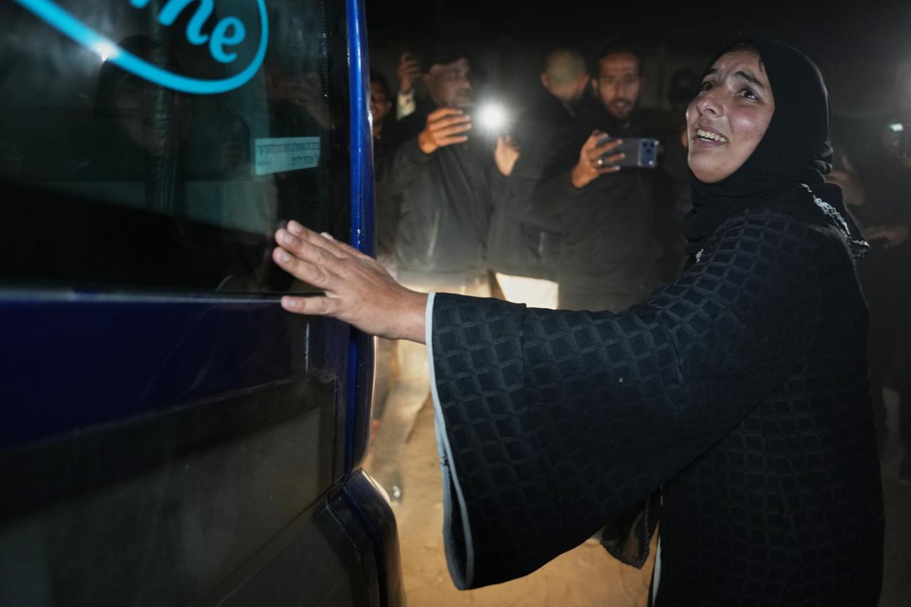 Une Palestinienne devant un bus transportant sa mère et sa sœur, à leur arrivée à l’hôpital Nasser, à Khan Younès, dans le sud de la bande de Gaza, le 3 février 2026.