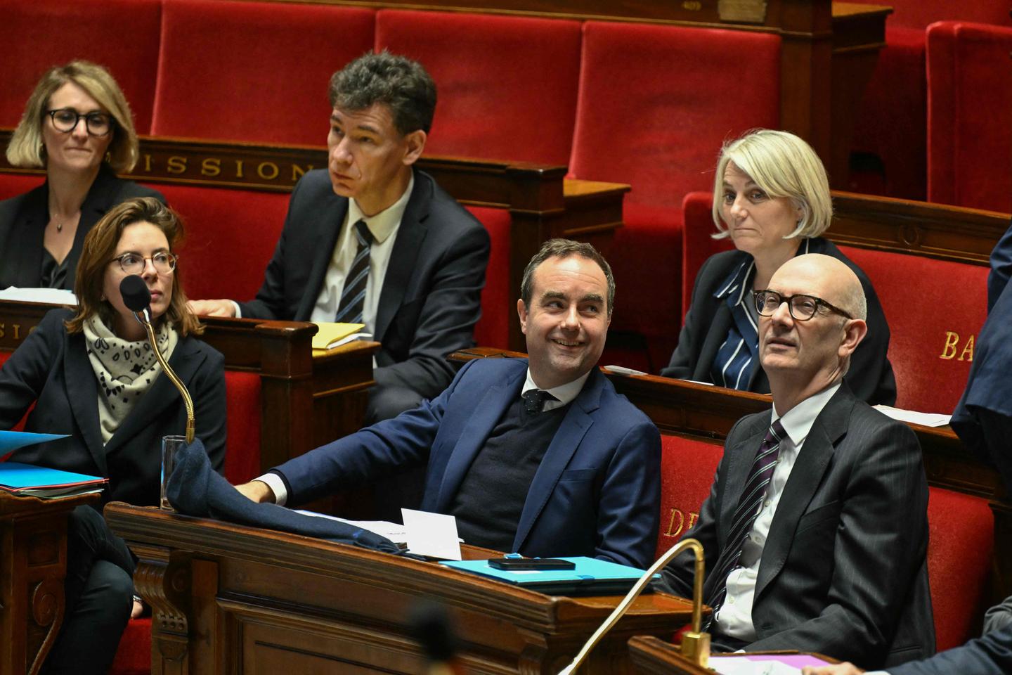 French MPs end budget deadlock after rejecting two no-confidence motions