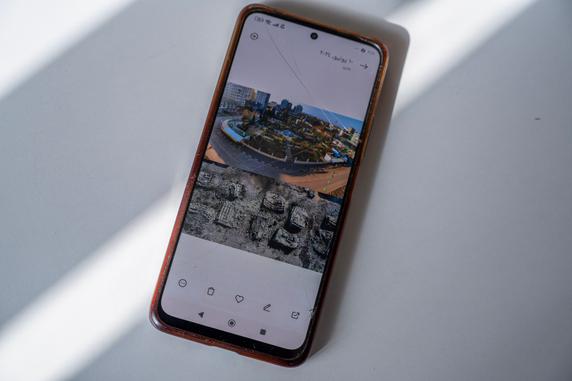 Le quartier de Mona Rostam avant et après la guerre, à Gaza, sur des images montrées sur son téléphone. Au Caire, le 31 janvier 2026.