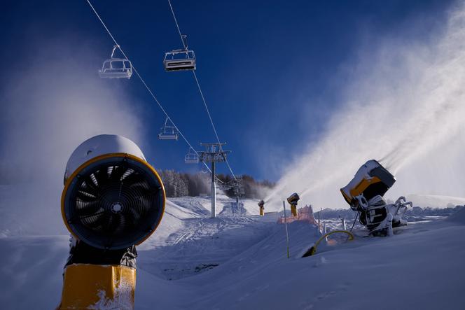 Des canons à neige sont utilisés pour la préparation des pistes de ski et des tremplins de saut à ski, à Livigno, en Italie, le 26 décembre 2025.