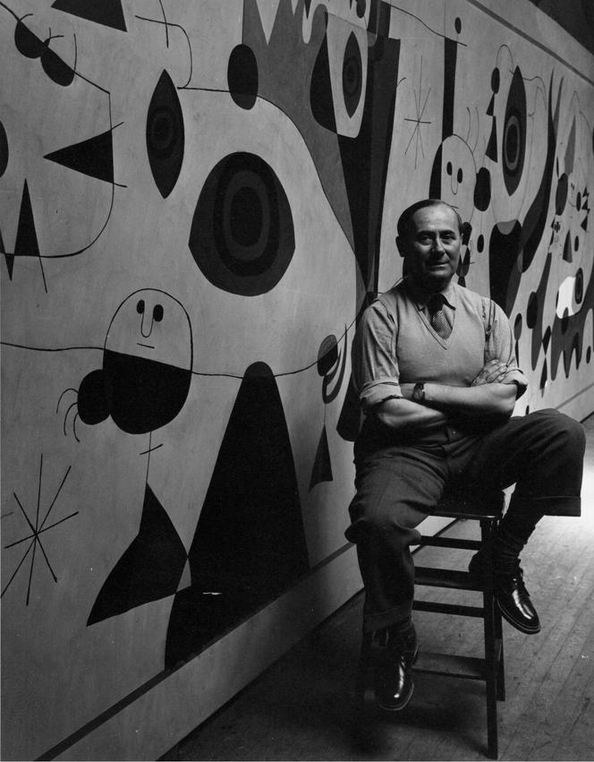 Joan Miro à New York, devant une fresque réalisée pour un hôtel conçu par Gordon Bunshaft à Cincinnati (Ohio), en août 1947.