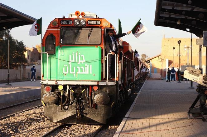 L’inauguration de la ligne ferroviaire reliant Gara Djebilet à Béchar, dans la gare de Béchar (Algérie), le 1ᵉʳ février 2026.