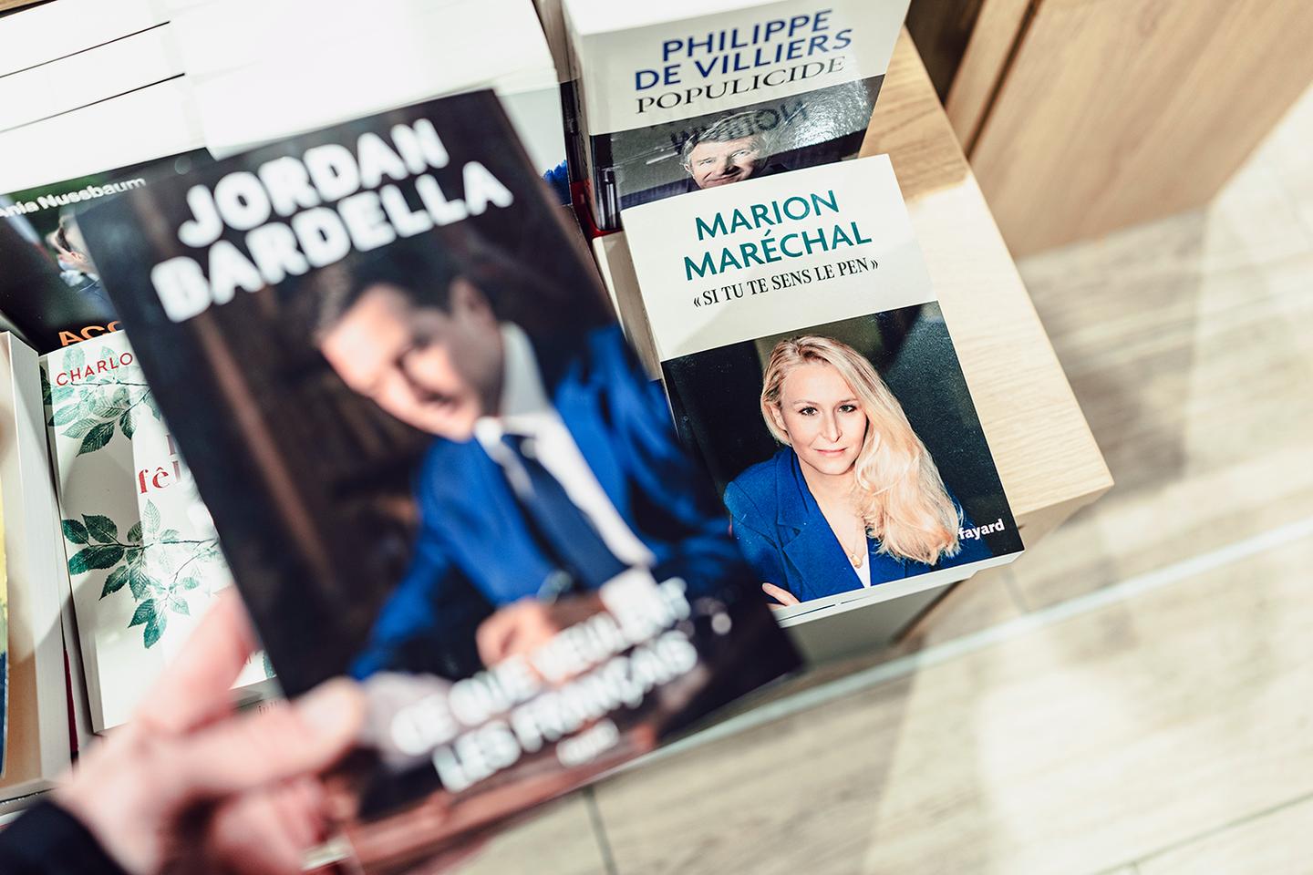 « Bardella, Zemmour, de Villiers… Je sais qu’ils vont se vendre » : les magasins Relay, détenus par Bolloré, armes de distribution massive d’auteurs d’extrême droite