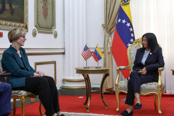Cette photo fournie par la présidence vénézuélienne montre la présidente par intérim, Delcy Rodriguez (à droite), en conversation avec la nouvelle chef de la mission diplomatique des États-Unis au Venezuela, Laura Dogu, lors d’une réunion au palais présidentiel de Miraflores à Caracas, le 2 février 2026. 