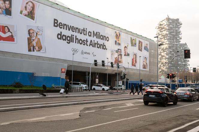 Un panneau publicitaire sur lequel est écrit « Bienvenue à Milan de la part des hôtes Airbnb », rivalisant avec le slogan officiel « L’émotion d’être Italiens ». A Milan (Italie), le 29 janvier 2026.
