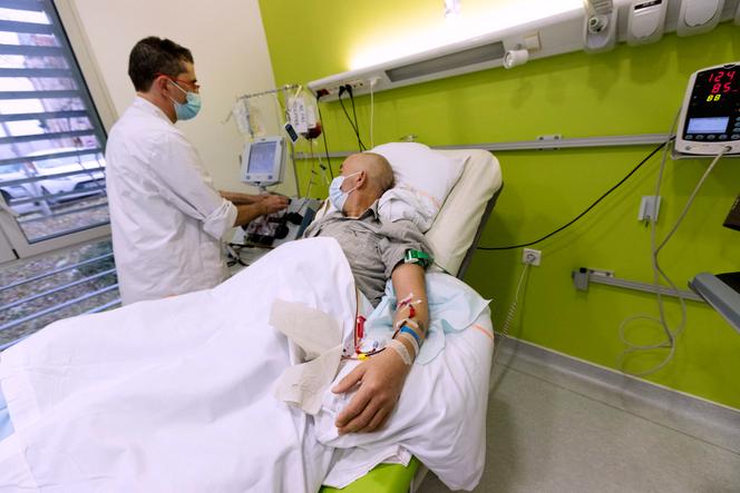 Prélèvement de lymphocytes T chez un patient atteint d’un cancer hématologique au CHU de Montpellier, le 15 décembre 2020.