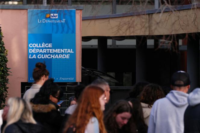 Des élèves et leurs parents devant le collège La Guicharde, à Sanary-sur-Mer (Var), le 3 février 2026.