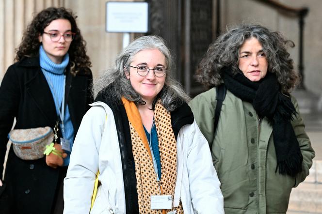 Gaëlle Paty (au centre), sœur de Samuel Paty, quitte le palais de justice de Paris, le 26 janvier 2026. 