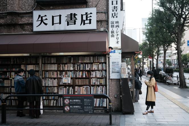Dans le quartier de Jimbocho, à Tokyo, devant une librairie d’occasion, en 2020.
