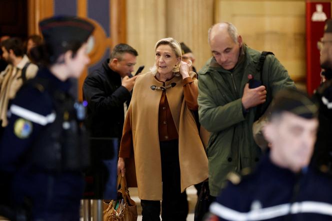 Marine Le Pen quitte l’audience, au palais de justice de Paris, le 3 février 2026.