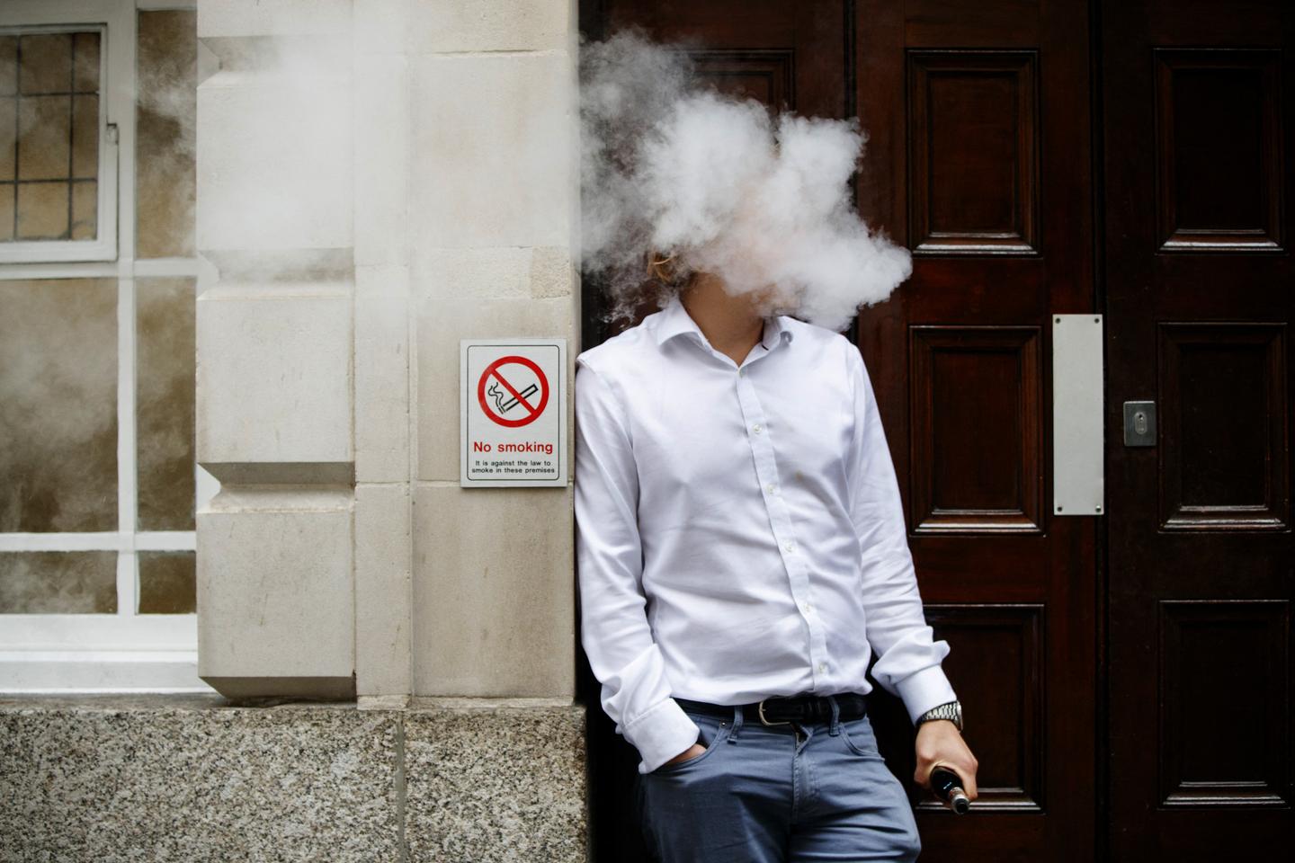 Cigarette électronique : l’Anses rend un avis prudent sur les risques sanitaires du vapotage Cigarette électronique : l’Anses rend un avis prudent sur les risques sanitaires du vapotage