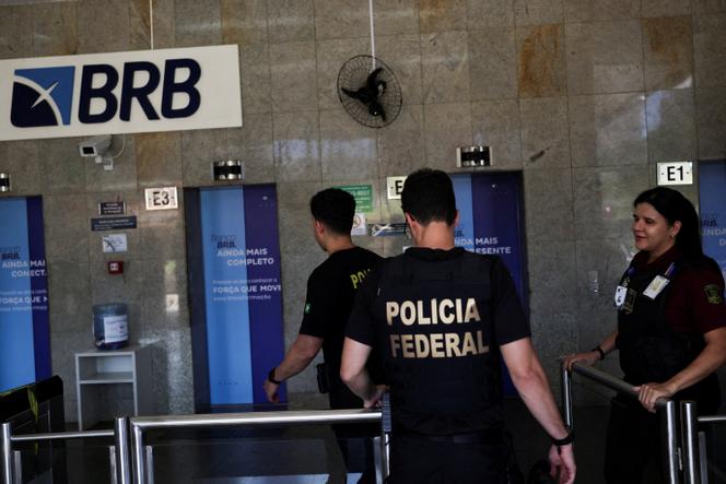 Des agents de la police fédérale pénètrent dans la Banco de Brasilia (BRB), lors d’une opération contre l’émission de titres de crédit frauduleux par des institutions financières qui a abouti à l’arrestation de Daniel Vorcaro, à Brasilia, le 18&nbsp;novembre 2025.