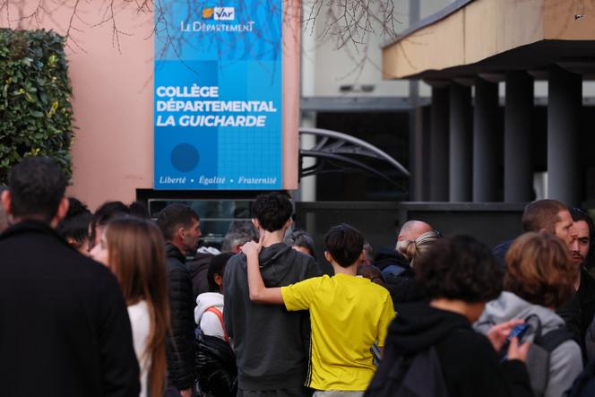 Des élèves et leurs parents se tiennent devant le collège La Guicharde, à Sanary-sur-Mer, dans le Var, mardi 3 février 2026.