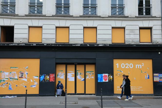 Devant un commerce vacant près de la place de la Madeleine, à Paris, le 13 décembre 2023.