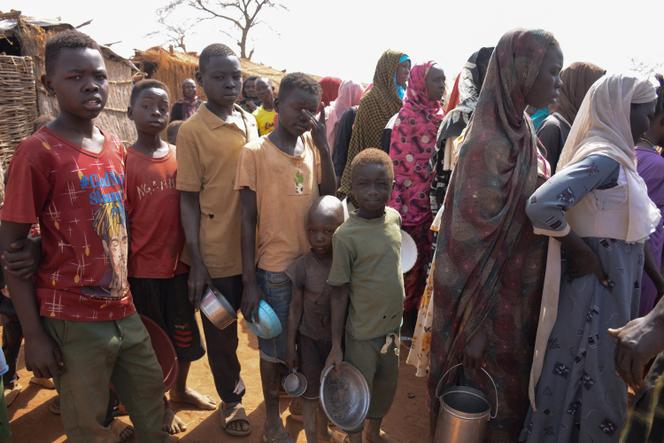 Des personnes déplacées font la queue pour recevoir des repas au camp de Thobo, dans le comté d’Engpung, au Soudan, le 29 janvier 2026.