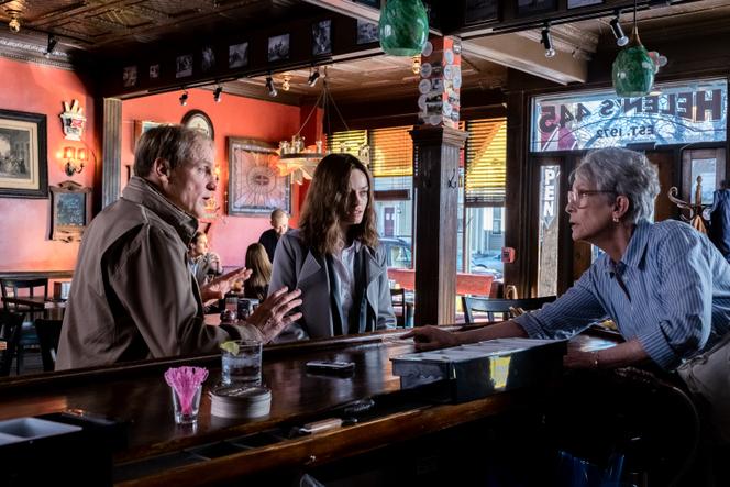 Woody Harrelson (Eddie McCay), Emma Mackey (Ella McCay) et Jamie Lee Curtis (Helen McCay) dans « Ella McCay », de James L. Brooks.