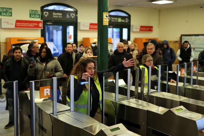 Des employés de la gare de Martorell, près de Barcelone (Espagne), expliquent aux voyageurs que le trafic ferroviaire est interrompu, le 3 février 2026.