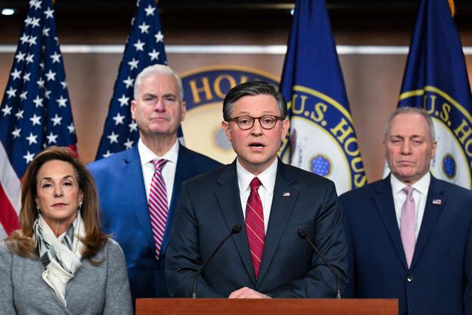 Le président de la Chambre des représentants des Etats-Unis, Mike Johnson (au centre), entouré de dirigeants républicains de la Chambre, au Capitole, à Washington, le 3 février 2026.