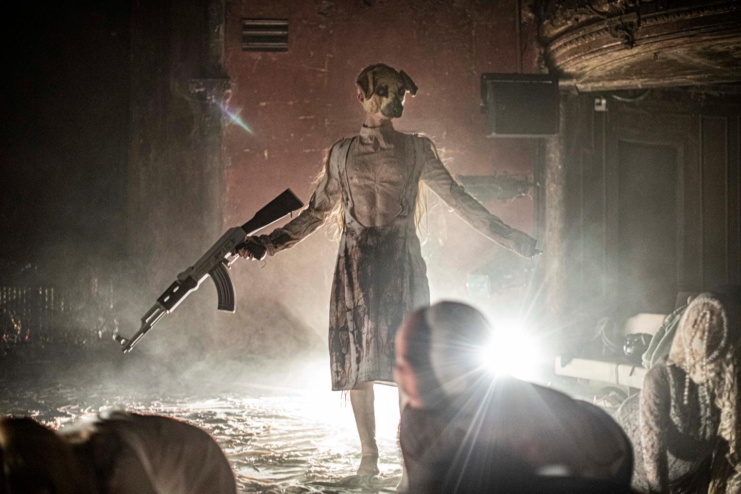 Aux Bouffes du Nord, sidération ou aversion face aux « Chiens » de Lorraine de Sagazan