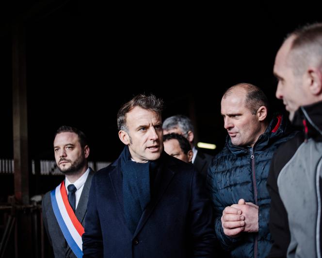 Emmanuel Macron lors de la visite d’une exploitation agricole à Vallerois-le-Bois (Haute-Saône), le 3 février 2026.