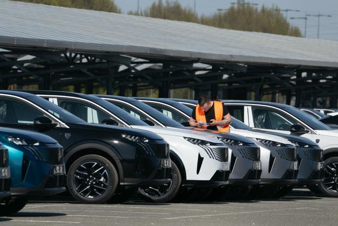 Un employé contrôle des Peugeot 3008 III sur le parking de l’usine Stellantis de Sochaux (Doubs), le 4 avril 2025.