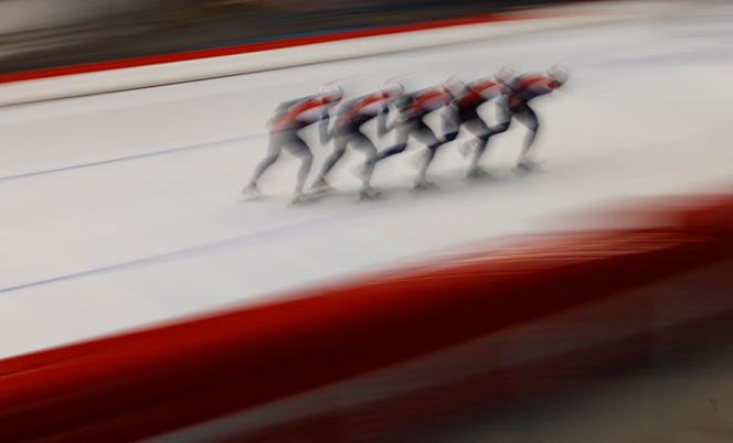 A equipe francesa de patinação de velocidade, liderada por Timothy Loubineaud, durante treino em Inzell (Alemanha), 13 de janeiro de 2026.