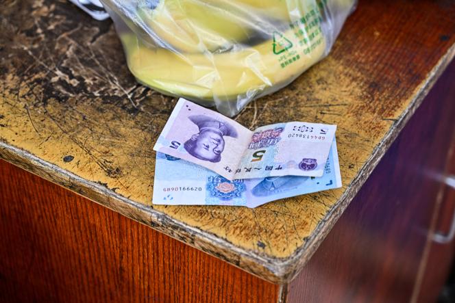 Des billets de yuans chinois, à Shanghaï, le 11 avril 2025.