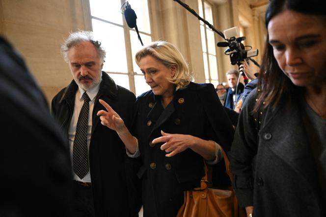 Marine Le Pen, au palais de justice de Paris, en compagnie de son avocat, Rodolphe Bosselut, lors du procès en appel des assistants parlementaires du FN au Parlement européen, le 20 janvier 2026.
