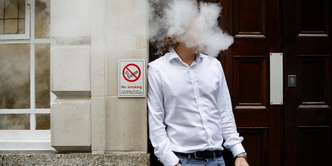 Cigarette électronique : l’Anses rend un avis prudent sur les risques sanitaires du vapotage Kép
