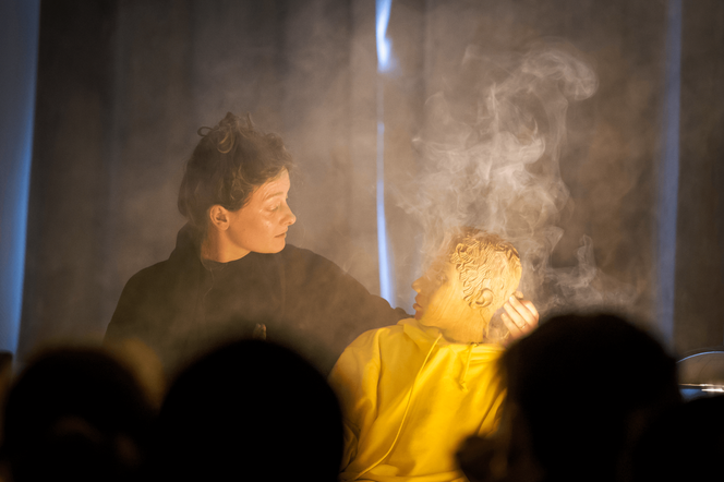 Dorine Dussautoir et la marionnette Didi lors d’une représentation du « Prélude au foutu zoo », par le collectif Le Printemps du machiniste, à l’Habitat jeunes ô cœur de Vendôme (Loir-et-Cher), le 27 septembre 2024.