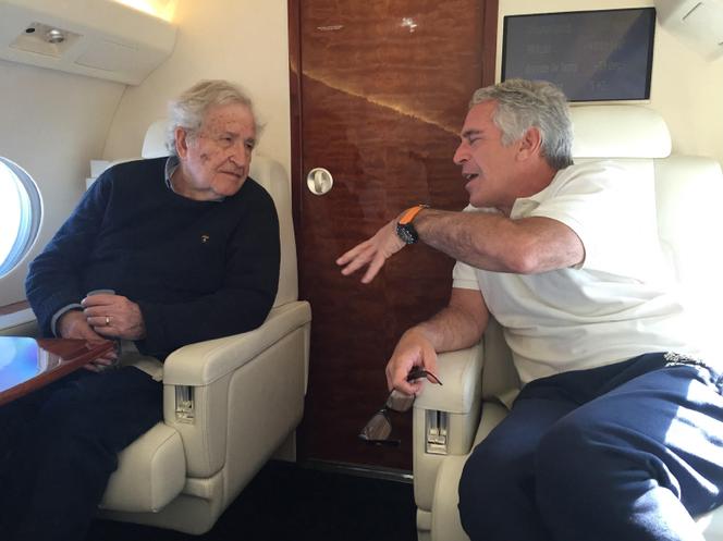Jeffrey Epstein (à droite) avec Noam Chomsky, photo non datée et non localisée, publiée le 18 décembre 2025.