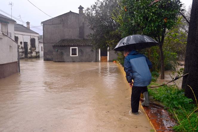 Un homme traverse une rue inondée à Jimera de Libar (Espagne), le 4 février 2026.