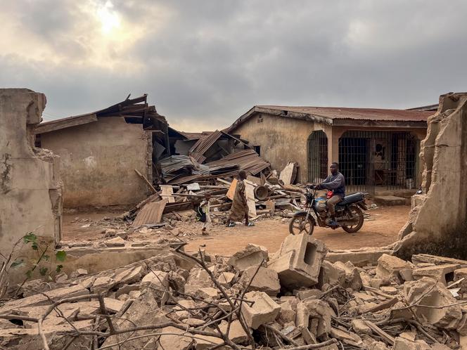 Des habitants se déplacent parmi des habitations détruites à Offa, le 27&nbsp;décembre 2025, après les frappes américaines contre des militants non identifiés liés au groupe Etat islamique au Nigeria. 