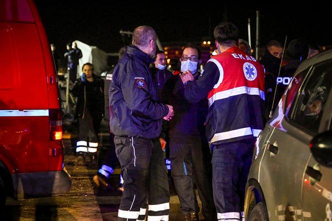Des secouristes sur le port de l’île de Chios (Grèce), après la collision entre un bateau de migrants et un navire des garde-côtes grecs, le 4 février 2026.