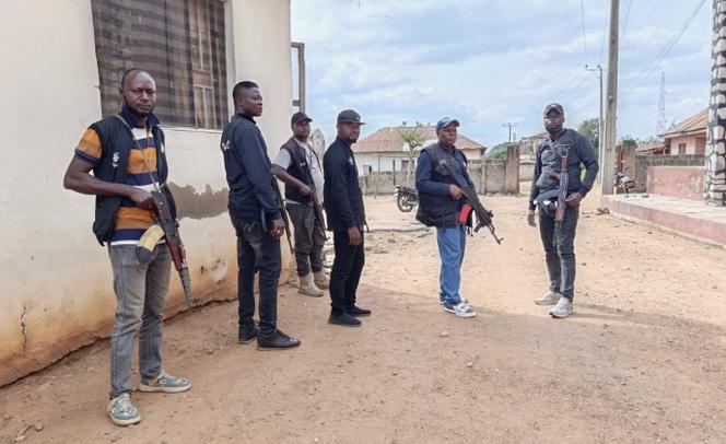 Des policiers devant une église, lors d’un office religieux organisé en mémoire de victimes d’une attaque armée, à Eruku, dans l’Etat de Kwara, au Nigeria, le 23 novembre 2025.