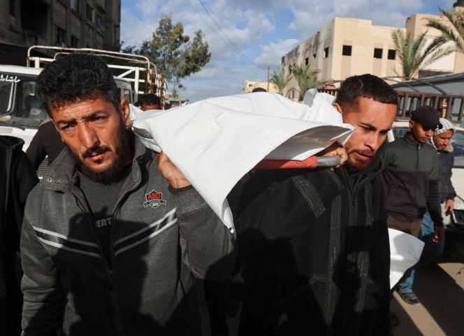 Funérailles d’un Palestinien tué par une frappe israélienne, à l’hôpital Nasser de Khan Younès, dans le sud de la bande de Gaza, le 4 février 2026. 