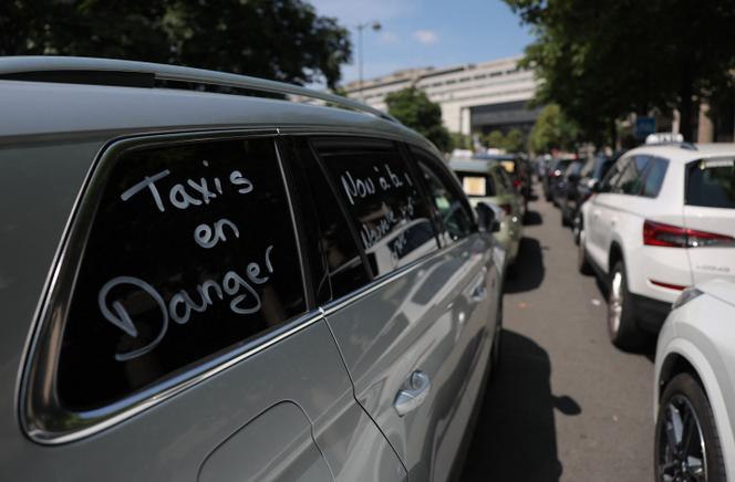 Des chauffeurs de taxi lors d’un un rassemblement devant le ministère de l’économie, à Paris, le 11&nbsp;juin 2025.
