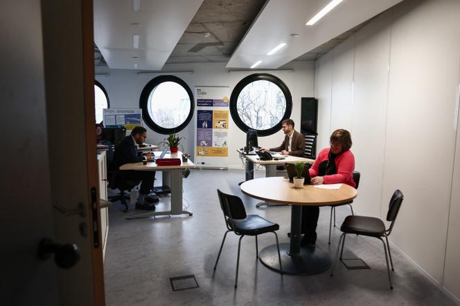 Des agents de la direction régionale et interdépartementale de l’économie, de l’emploi, du travail et des solidarités (Drieets), à Saint-Denis (Seine-Saint-Denis), le 27 novembre 2025.