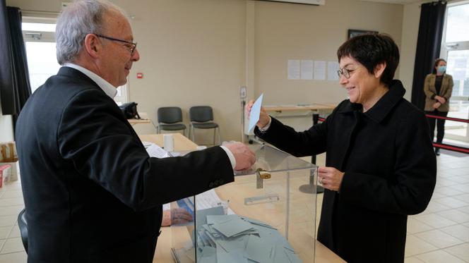 La ministre de la mer et sénatrice de Saint-Pierre-et-Miquelon, Annick Girardin, vote lors de l’élection présidentielle, à Saint-Pierres-et-Miquelon, le 23 avril 2022.