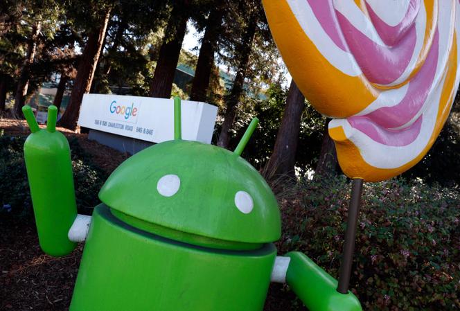 Uma estátua do Android em frente à sede do Google em Mountain View, Califórnia, em 4 de fevereiro de 2026.