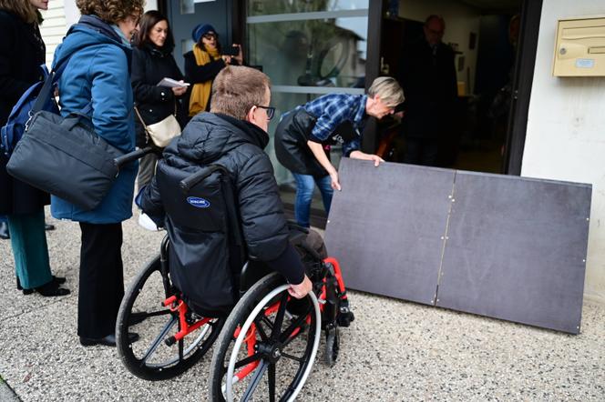 Jean-Joseph Parriat, president du Collectif des associations du Rhône pour l’accessibilité, lors d’un contrôle de l’accessibilité des commerces, à Grigny-sur-Rhône (Rhône), le 2 décembre 2025.
