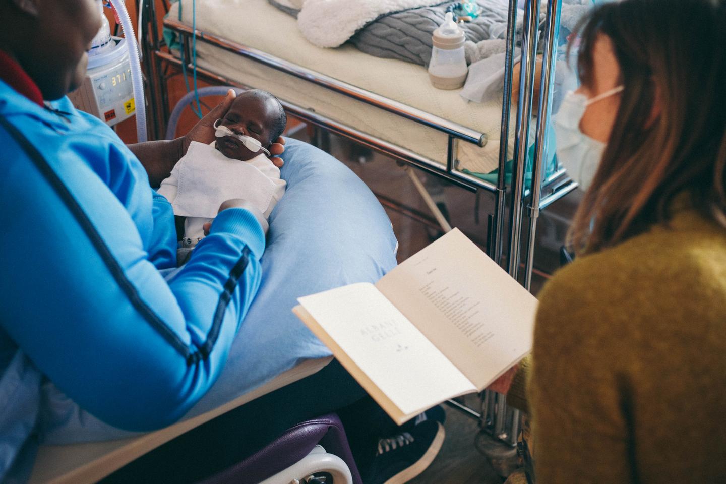 Des bébés prématurés s’éveillent grâce à la poésie dans un hôpital parisien