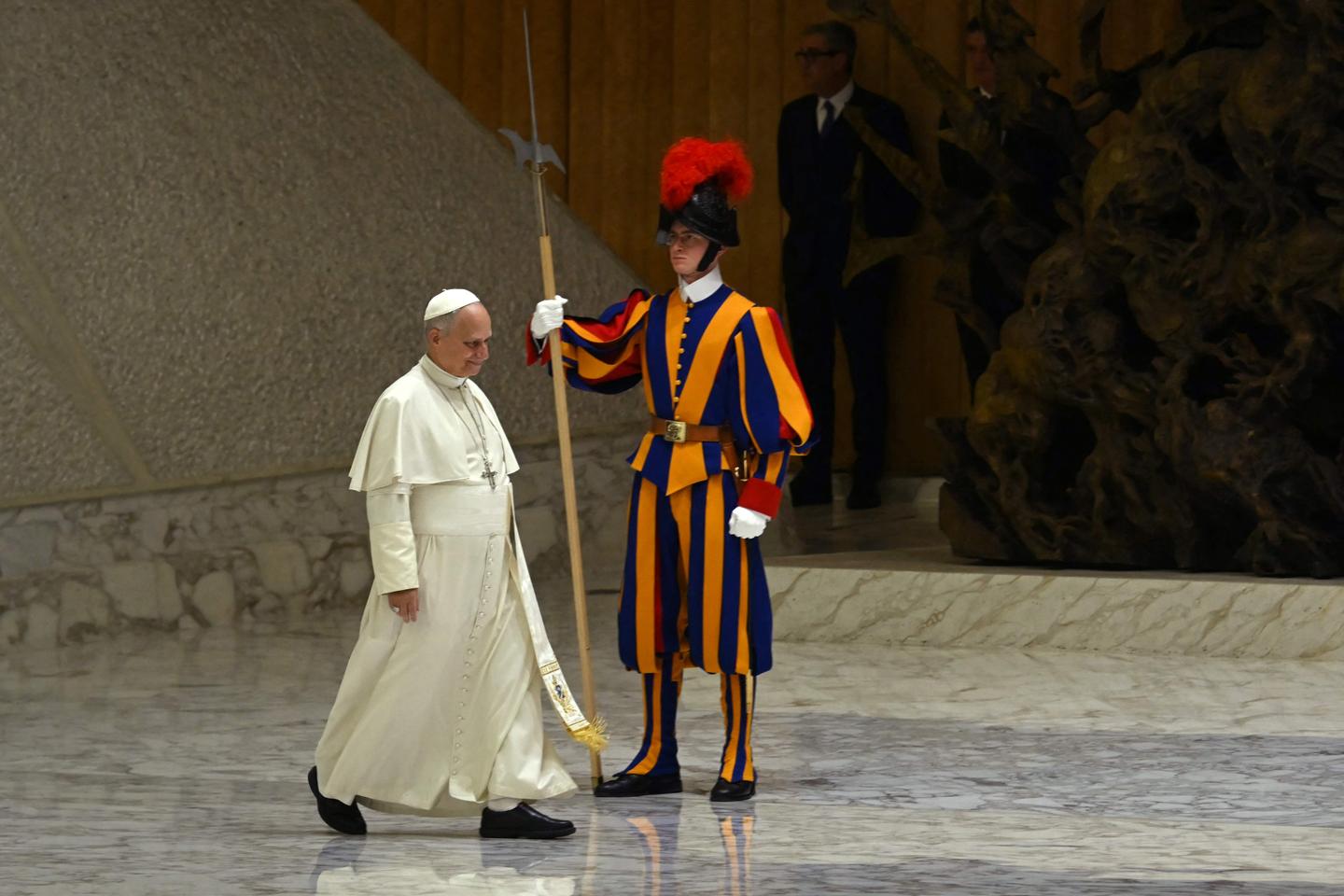 « Voici comment le cardinal Robert Prevost est devenu le pape Léon XIV » : les coulisses du conclave dévoilées par deux vaticanistes