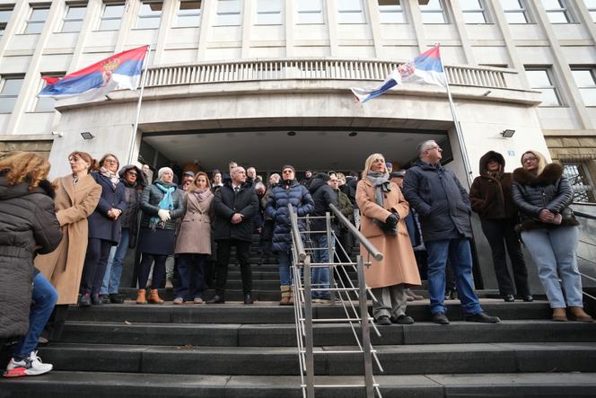 Des procureurs spécialisés dans la lutte contre le crime organisé manifestent devant leurs bureaux, à Belgrade , le 4 février 2026.